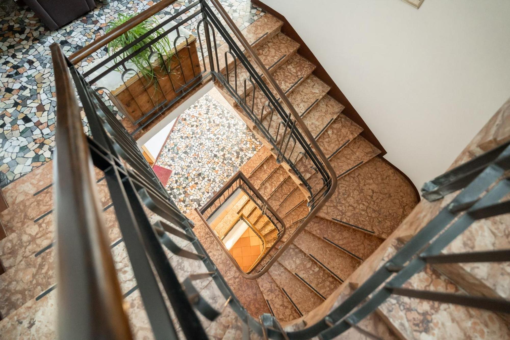 Feichter Hotel & Bistro Больцано Экстерьер фото